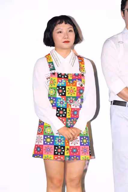 自信的女人最美麗,辣目洋子身穿黃色禮服,好似"小公主"