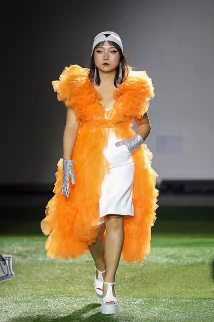 自信的女人最美麗,辣目洋子身穿黃色禮服,好似"小公主"