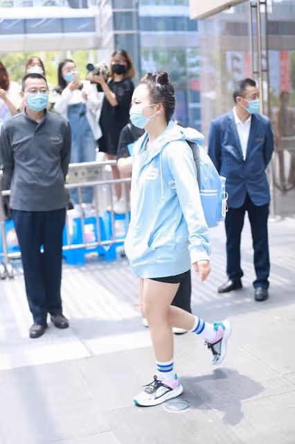 自信的女人最美麗,辣目洋子身穿黃色禮服,好似"小公主"
