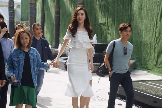 40+的熊黛林身材依舊性感,V領禮服好誘惑,盡顯成熟女性魅力