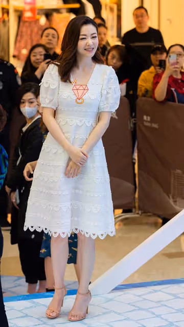 40+的熊黛林身材依舊性感,V領禮服好誘惑,盡顯成熟女性魅力