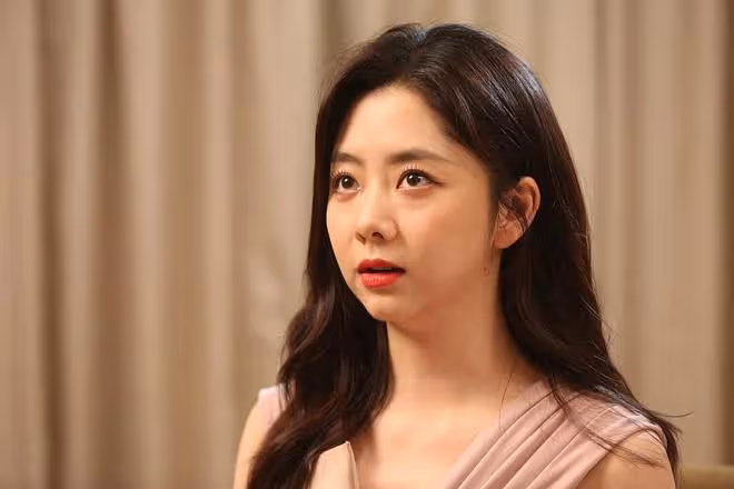 譚松韻好像"長不大"，30歲笑起來還很可愛，真的好有少女感