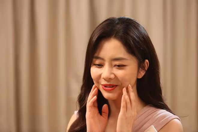 譚松韻好像"長不大"，30歲笑起來還很可愛，真的好有少女感