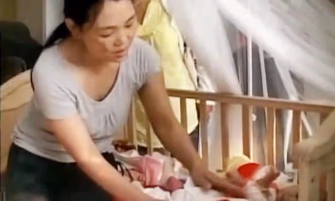 女子愛上男網友，不顧丈夫的挽留要離婚，生下雙胞胎後被對方拋棄