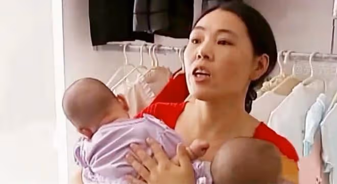 女子愛上男網友，不顧丈夫的挽留要離婚，生下雙胞胎後被對方拋棄