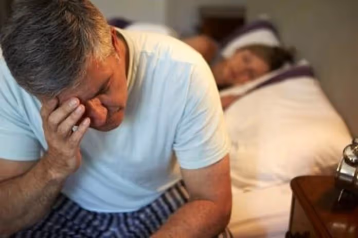 體內有癌，睡眠先知！睡覺時出現4種異常「是肺在向你求救」　常半夜驚醒「胸背疼痛」更要注意