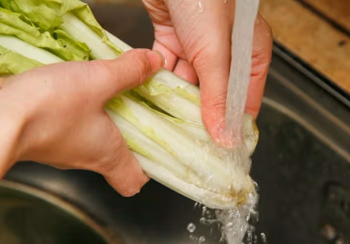 洗錯農藥全下肚！譚敦慈曝「NG洗菜方法」太多人會犯　「用小蘇打清洗」毒素恐加重：別亂加料