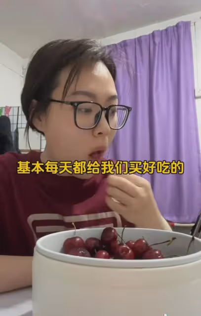 95後夫妻和公婆一家五口生活在12平米房裡，女子：擁擠，但很幸福