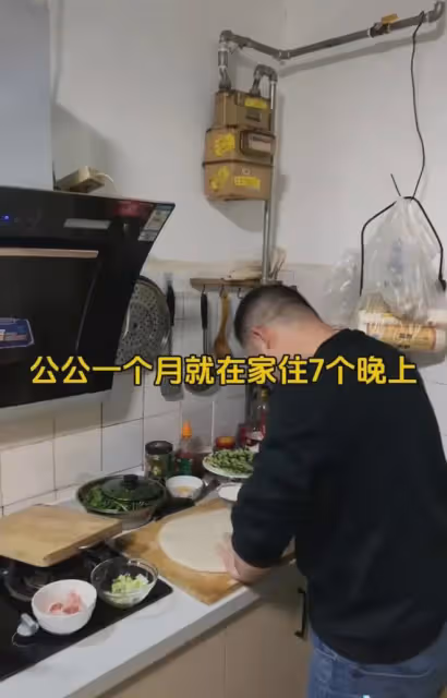 95後夫妻和公婆一家五口生活在12平米房裡，女子：擁擠，但很幸福