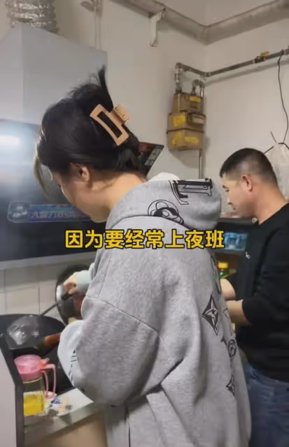 95後夫妻和公婆一家五口生活在12平米房裡，女子：擁擠，但很幸福