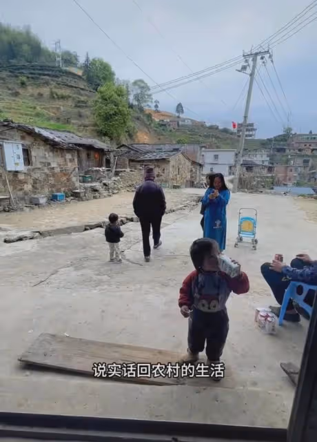 80後男子辭掉城市年薪20萬的工作，帶著老婆還回村，生活輕鬆愜意