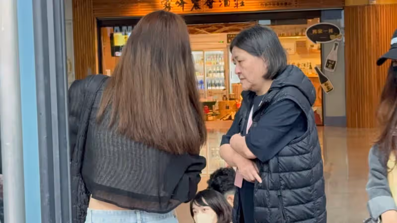 全台最幸運！不畏地震排4天搶IU釋票頭香　大叔粉入手最後門票嗨喊「中樂透」