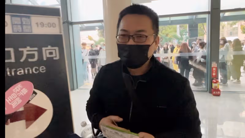 全台最幸運！不畏地震排4天搶IU釋票頭香　大叔粉入手最後門票嗨喊「中樂透」