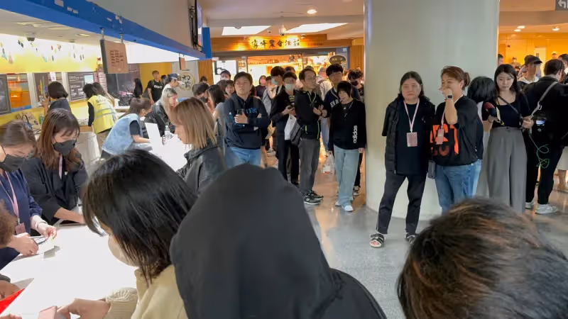 全台最幸運！不畏地震排4天搶IU釋票頭香　大叔粉入手最後門票嗨喊「中樂透」