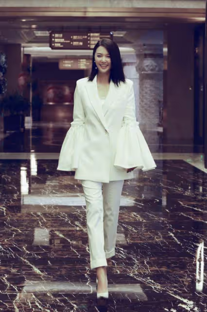 曾落魄去當酒吧駐唱,卻因一首歌走紅,如今身價上億卻從不炫富!