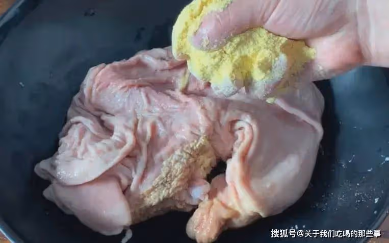 洗豬肚,加鹽就錯了!多加這3樣,5分鐘搞定,豬肚不腥不臊特乾淨
