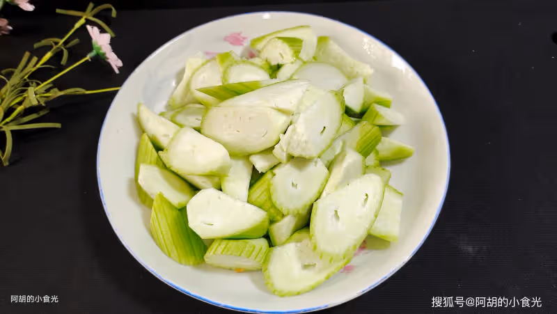 豆腐遇到它，才知道啥是絕配！配饊子」搶鮮「燉一碗，飯店花錢也吃不到