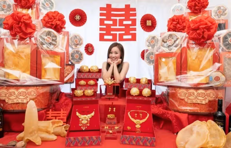 曬照宣布結婚!34歲TVB童星穿桃紅色禮服曬事業線,結束11年愛情長跑