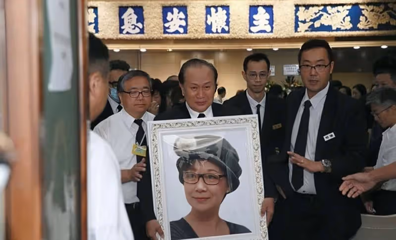 TVB老戲骨郭鋒復出拍劇,兩鬢斑白顯滄桑,愛妻患癌離世深受打擊