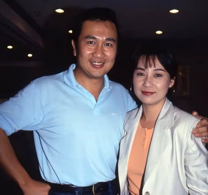 TVB老戲骨郭鋒復出拍劇,兩鬢斑白顯滄桑,愛妻患癌離世深受打擊