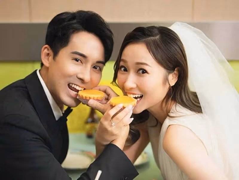 恭喜!TVB童星今日大婚,與老公當眾熱吻,吻到嘴唇都變形