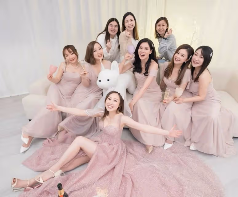 恭喜!TVB童星今日大婚,與老公當眾熱吻,吻到嘴唇都變形