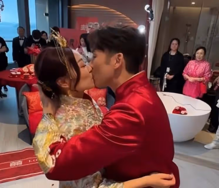 恭喜!TVB童星今日大婚,與老公當眾熱吻,吻到嘴唇都變形