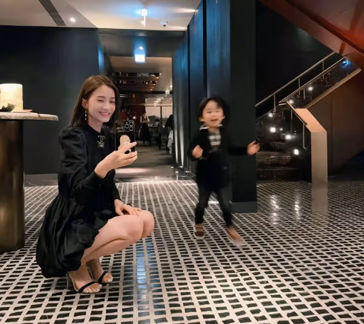香港女星迎40歲生日,和富商老公秀恩愛,從頭美到腳獲封腳趾女神
