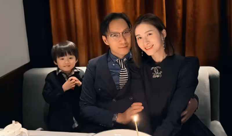 香港女星迎40歲生日,和富商老公秀恩愛,從頭美到腳獲封腳趾女神