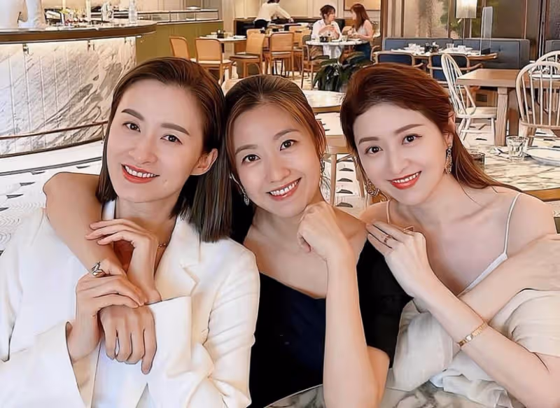 香港女星迎40歲生日,和富商老公秀恩愛,從頭美到腳獲封腳趾女神