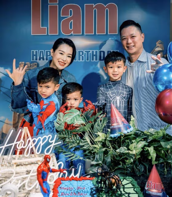 TVB視後胡杏兒為小兒子慶生!小傢伙鏡頭感足,3個兒子共用一張臉