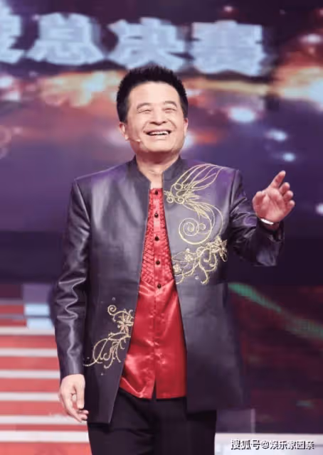 65歲畢福劍罕見露面,和草根明星相聚一堂!拿高額退休金享受生活