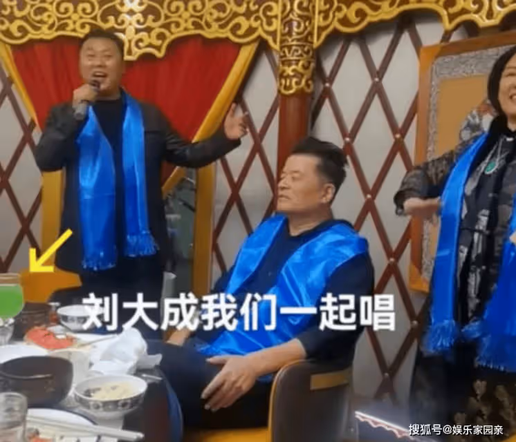 65歲畢福劍罕見露面,和草根明星相聚一堂!拿高額退休金享受生活