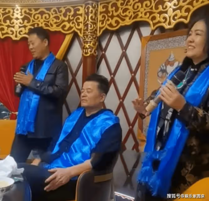 65歲畢福劍罕見露面,和草根明星相聚一堂!拿高額退休金享受生活