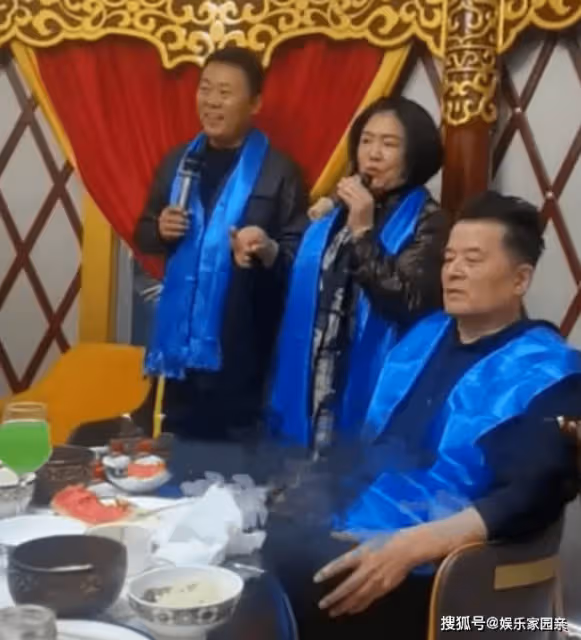 65歲畢福劍罕見露面,和草根明星相聚一堂!拿高額退休金享受生活