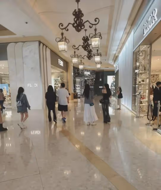 王思聰帶4位女伴現身澳門,被吐槽全是「村姑」,審美降級被吐槽