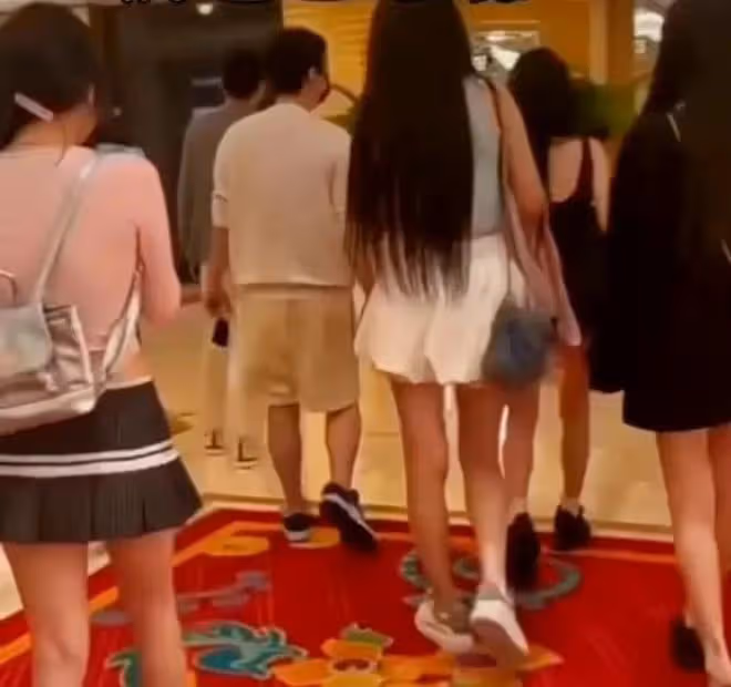 曝王思聰澳門永利皇宮打老虎機!2箱現金擺滿桌!四美女前呼後擁