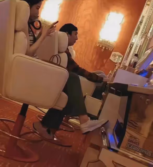 曝王思聰在澳門帶美女打老虎機!2箱現金擺滿桌!奢侈不受萬達影響