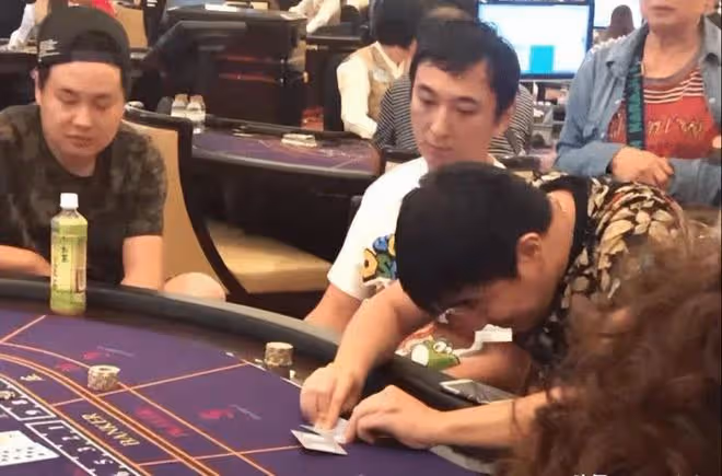 曝王思聰在澳門帶美女打老虎機!2箱現金擺滿桌!奢侈不受萬達影響
