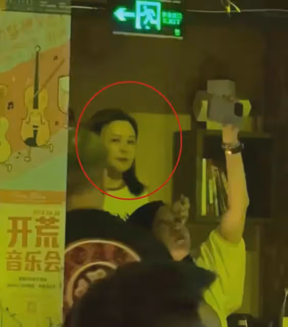 關之琳現身雙廊古鎮引熱議!氣質大變斷崖衰老,富婆顧紀筠陪同!