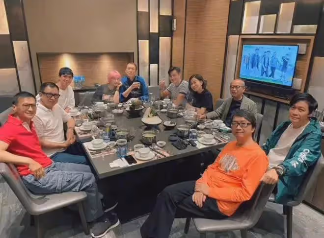 57歲陳錦鴻罕露面！與佘詩曼羅嘉良聚餐當眾脫鞋，容光煥發很精神
