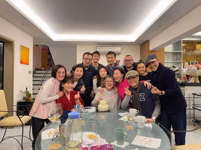 57歲陳錦鴻罕露面！與佘詩曼羅嘉良聚餐當眾脫鞋，容光煥發很精神