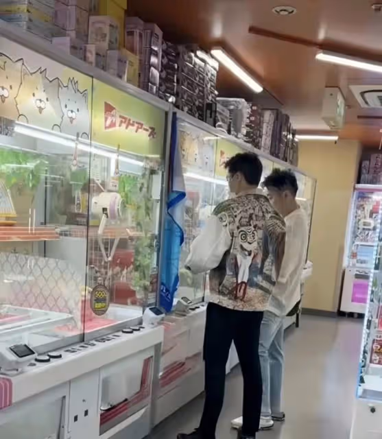 李易峰日本度假回國,自己推行李無助理隨行,眾粉絲接機依舊帥氣