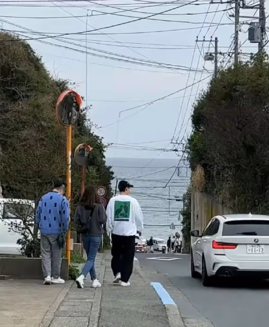 李易峰日本度假回國,自己推行李無助理隨行,眾粉絲接機依舊帥氣