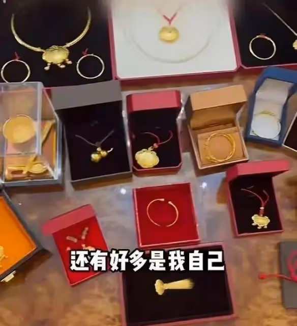 太壕了!趙本山外孫胖到13斤,大量黃金禮物擺滿桌子,真的開眼了