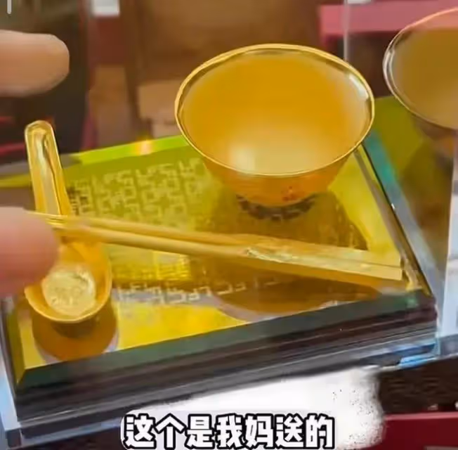 太壕了!趙本山外孫胖到13斤,大量黃金禮物擺滿桌子,真的開眼了