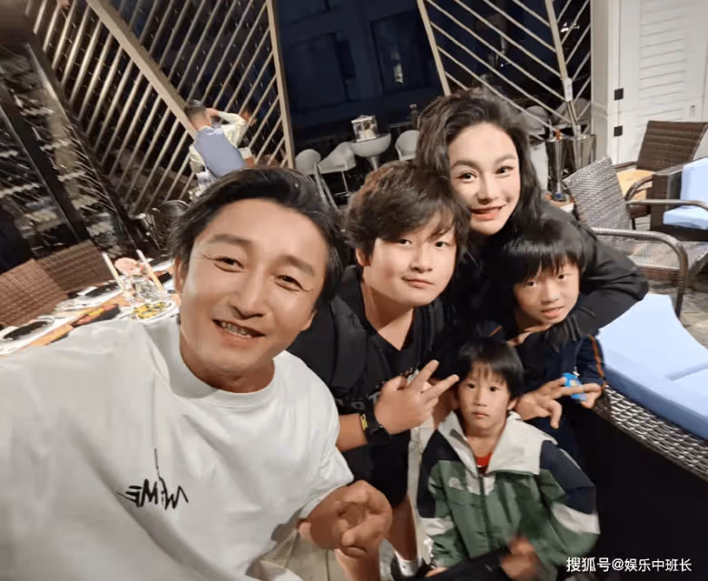 冉瑩穎曬一家五口合照,她40歲似20,仨兒子個個都像爸爸鄒市明
