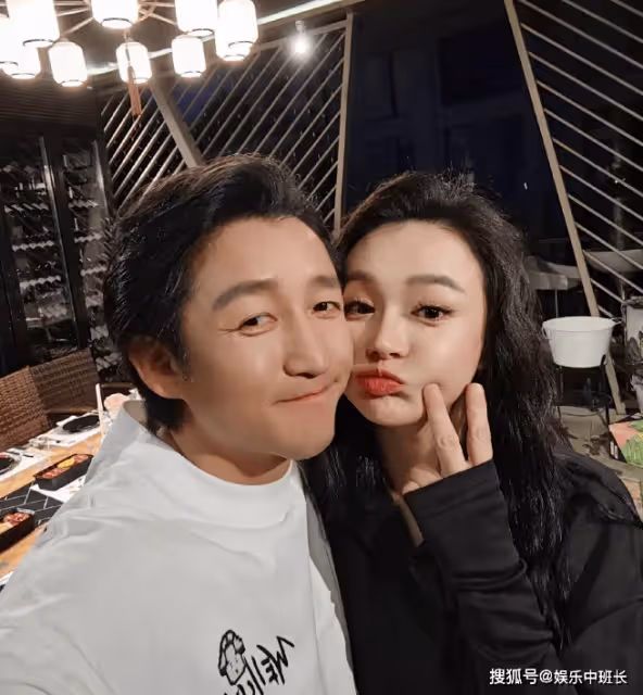冉瑩穎曬一家五口合照,她40歲似20,仨兒子個個都像爸爸鄒市明