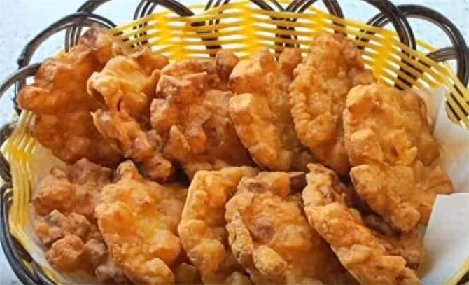 紅薯里加點麵粉,手不沾面,鬆軟香甜,比油條好吃,家常的味道