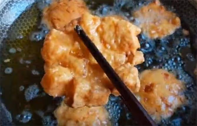 紅薯里加點麵粉,手不沾面,鬆軟香甜,比油條好吃,家常的味道